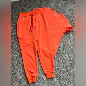 Orange Figs scrub set